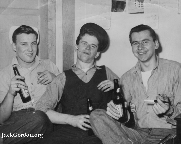Jack Gordon,Pasco NAS, 1944, and some friends. Picture from JackGordon.org